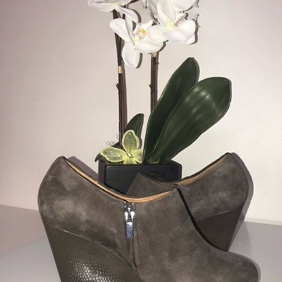 NWOB Clark’s Artisan Booties   - Picture 2 of 7